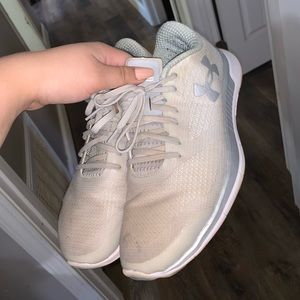 Grey under armour tennis shoes